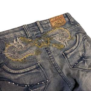 Extremt snygga lågmidjade Miss Q&Y jeans med skit snygg design och straight passform. Liknar Miss me Jeans, prima skick. Kom dm för mått🧌. Tveka it med bud elr frågor 