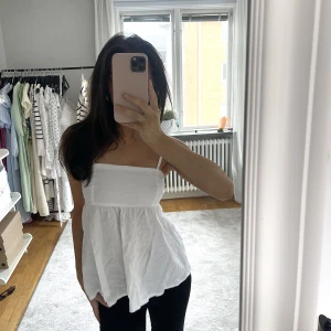 Tubtopp bikbok - Säljer denna slutsålda vita tubtoppen från Bik Bok🤍 I storlek XS