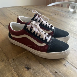 Vans  - Vans  Strl: 43 Cond: använda 1 gång.