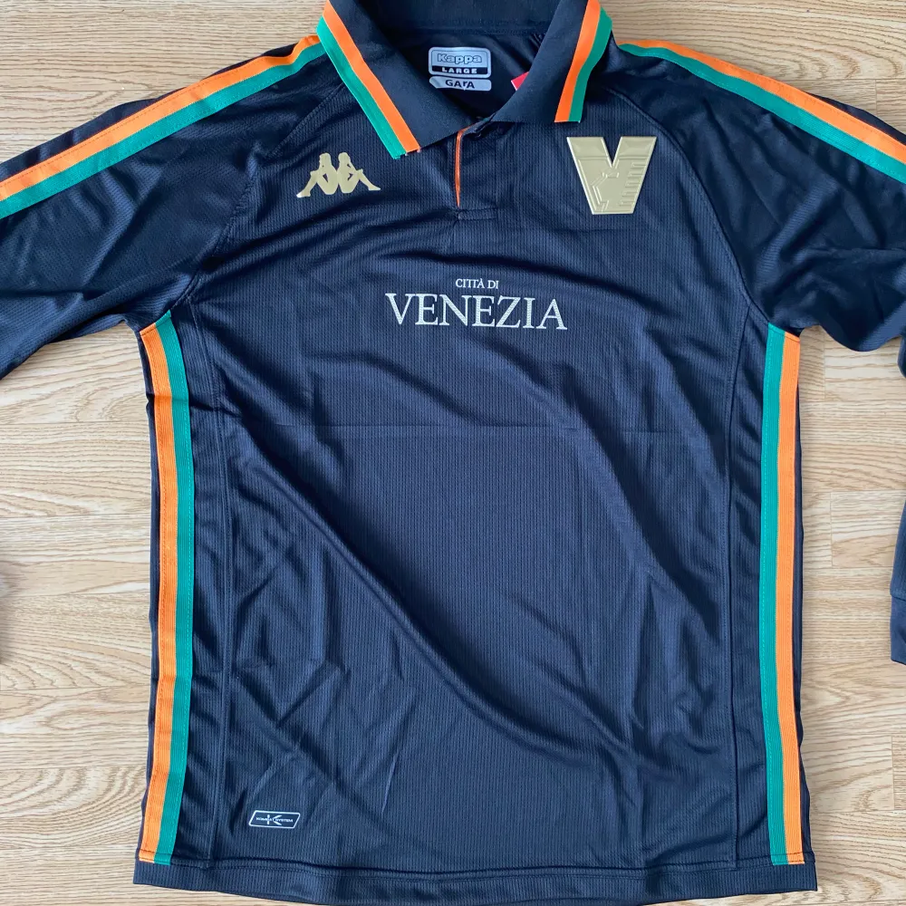 Skit nice Långärmad Venezia fotbollströja. Den är helt ny med tags. Fråga gärna om ni undrar något🤝🌶💥⚽️. T-shirts.