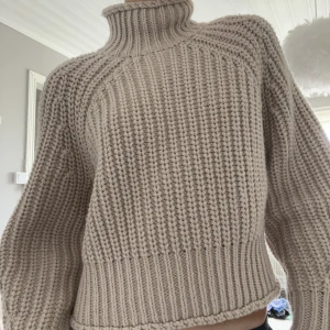 Stickad polotröja  - Säljer denna stickade tröja med polokrage från h&m. Den är i fint skick då den aldrig har används. Vill du ha mer bilder på plagget eller har några frågor så är det bara att skriva till mig. Du står för frakten och betalningen sker via Swish!💓