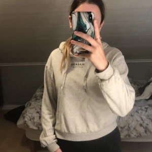 Hoodie - Grå Hoodie från hm, lite sliten i ena armen men inget som märks! Väldigt fin