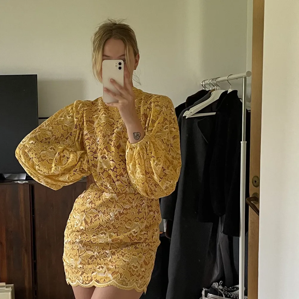 Superfin gul spetsklänning som har använts en gång! Älskar denna klänning men kommer tyvärr inte till användning!. Klänningar.