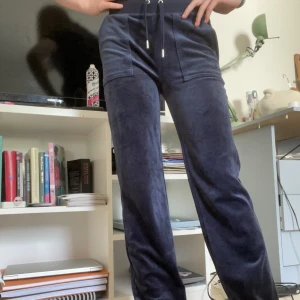 Juicy Couture - Säljer dessa juicy byxor då de inte kommer till användning🩷Köpta på plick i helt nyskick och jag har aldrig använt de🩷Passar xs,s🩷 