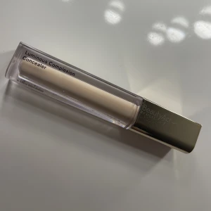 BeautyAct concealer  - BeautyAct luminous complexion concealer i färgen 01C endast testad en gång, säljer för 30kr💞