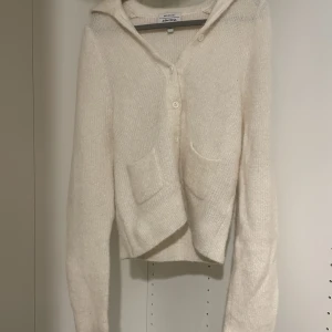 & Other stories kofta - En kofta från & Other stories som man även kan använda som tröja. Tröjan är gjord av kashmir och köptes för 800 kr i vintras. Inget tecken på användning. Hör jätte gärna av dig vid frågor🥰