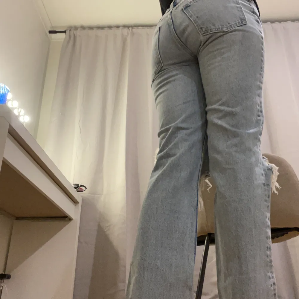 Snygga raka midwaist jeans från zara! Köptes runt förra året för 500 kr. Har användts varsamt, därav inga slitningar. Säljer pga att jag vuxit ur dom. Tveka inte att höra av er vid frågor🥰. Jeans & Byxor.