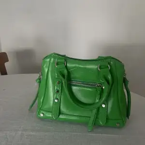 Fin grön väska från Na-kd som letar nytt hem! Köpt för 200kr