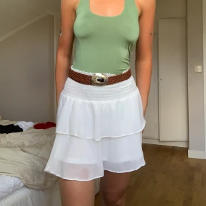 Vit kjol  - Så himla fin vit kjol från märket Chelsea, som dessvärre inte kommer till så mycket användning längre!💕 I superfint skick 