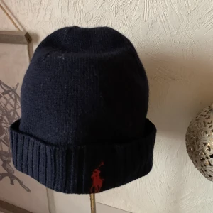 Polo Ralph lauren mössa  - Säljer min snygga polo Ralph lauren mössa då jag gillar inte ha på mig mössa längre även på vintern.Den är i färgen mörk blå och är i väldigt bra skick.Hör av er om frågor.