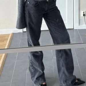 Gråa jeans från NA-KD - Snygga raka jeans från NA-KD. Nypris 550kr