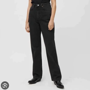 Jeans från weekday - Jeans från weekday i modellen Row, fast helsvarta