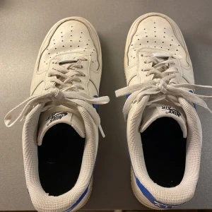 Skor Nike  - Användbara fortfarande men använda Nike skor skick utsidan 7/10, insidan 9/10 och att använda skorn 9/10. Dom är äkta om ni är intresserade så finns kvitto kvar men ingen box kvar. 