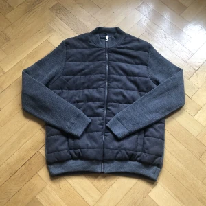 Grå cardigan jacka - Säljer nu denna väldigt snygga cardigan jackan från LC Waikiki i grå färg storlek XL. Helt ny aldrig använd. Nypris 1100