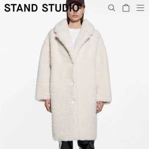 Stand studio kappa  - Populär Teddy kappa från Stand studio i väldigt bra skick! Strl 38 nypris 5000kr prutat och klart!