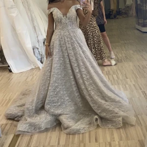 Festklänning  - Festklänning köpt från Proms and Wedding. Nypris 9000, mitt pris 2500 kr. Endast använd ett par timmar, finns två av samma klänning. Storlek XS-S och M 