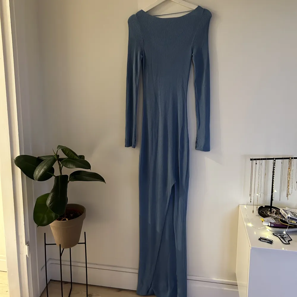 Säljer denna jättefina stickade blåa långklänning från en av Hanna schönbergs kollektioner tillsammans med NAKD. Använd inte ens en handfull gånger och i jättegott skick. Säljer då den inte är använd på länge.. Klänningar.