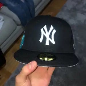 New era cap, new york style, köpt på eBay för 900kr, 55.8cm