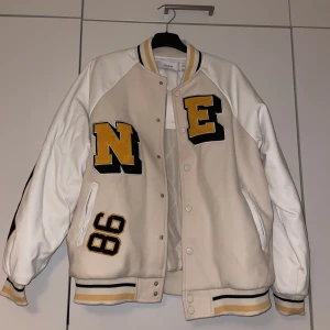 Collage/Varsity jacka från Bershka - Jackan är i storlek M och är lite oversized i modellen. Den är endast provad då jag tyvärr inte fått användning för den. Ärmarna är i vit läderimitation och bröst/ryggen i tyg. Jackan är fodrad så den passar perfekt på vår/hösten. Nypris 599kr