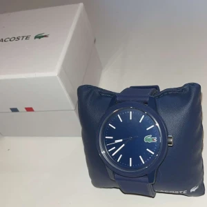 Lacoste Klocka - Sjävklart är den äkta, nypris runt 599 kr, kan ha gått upp i värde, säljs för 349 kr, Öppen För Förhandling! Den är i riktigt bra skick och är endast använd ett par gånger, inga repor eller defekter. Meddela gärna vid fler frågor samt bilder.