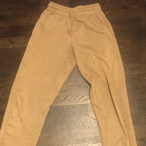 Bruna mjukisbyxor  - Dem har två jätte små fläckar som säkert går bort ifall man skruvbbar. Dem är väldigt varma
