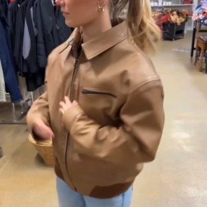 Skinnjacka - Skinn bomberjacka i brunt. Vintage och supercool men tyvärr för stor på mig🤗 