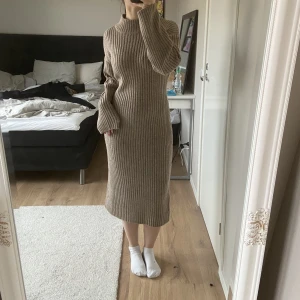 Stickad klänning  - Stickad beige klänning med jätte fin passform. Endast använd 1 gång🥰