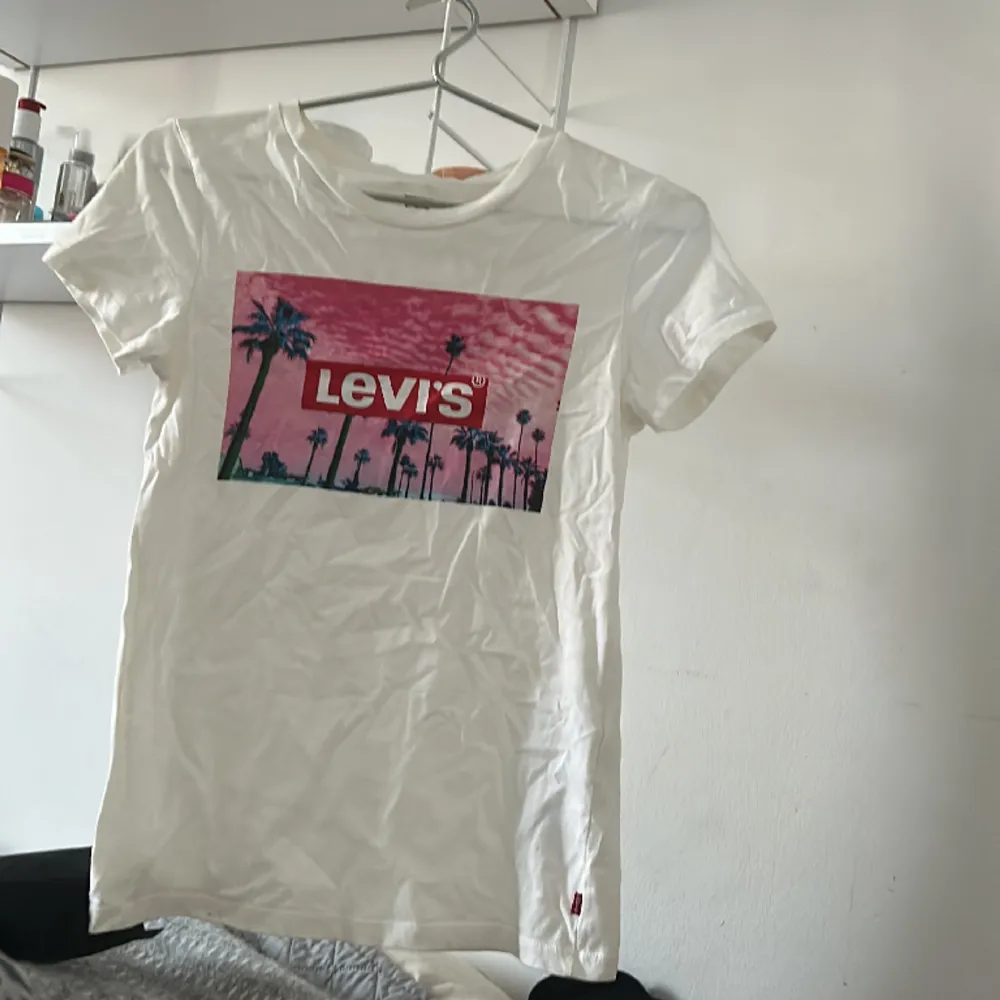 Väldigt vacker Levis tröja med Palm tryck. Aldrig använd inan och har bara legat i garderoben därav skrynklig. . T-shirts.