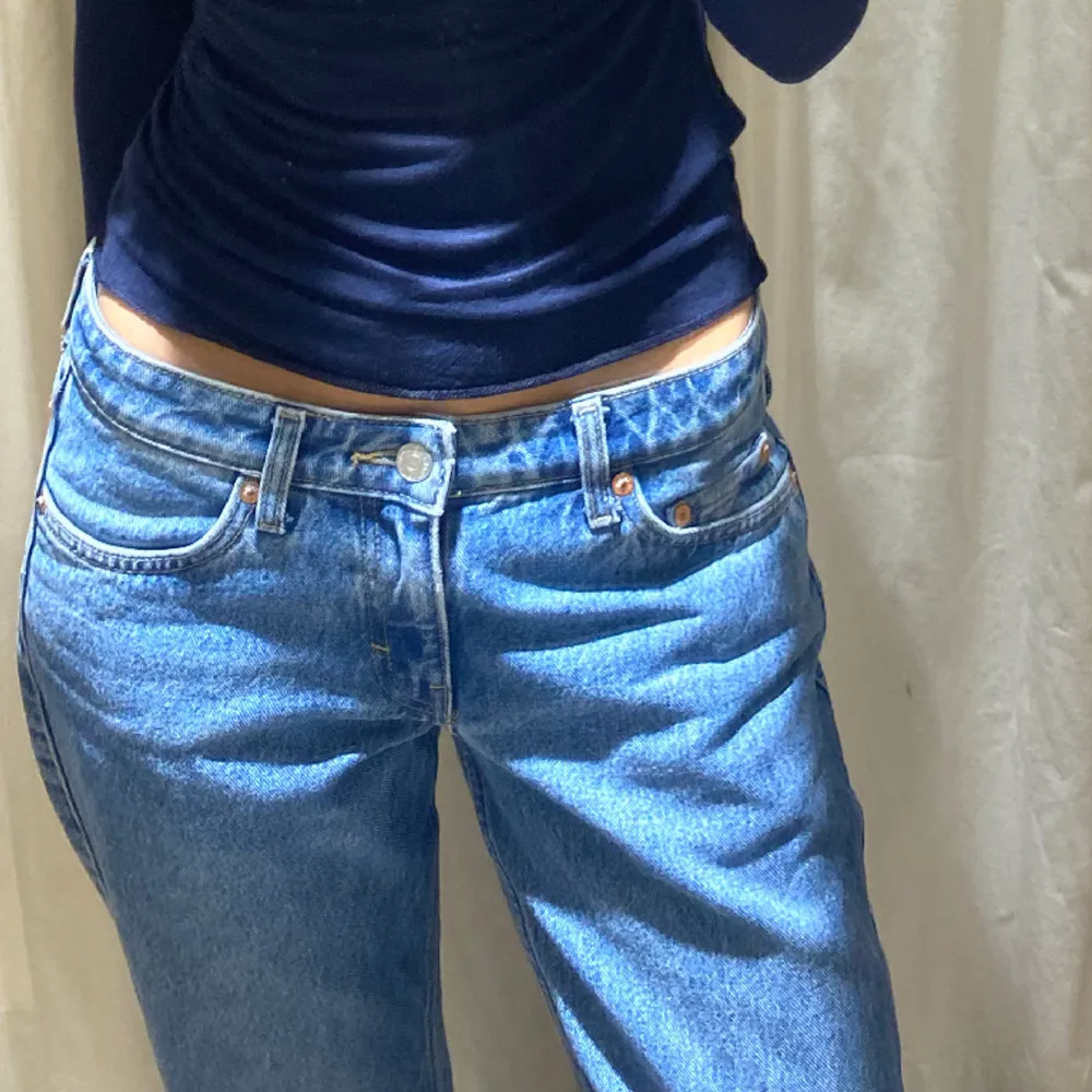 Jeans från weekday i modellen arrow, lågmidjade. I nyskick, säljer pga för korta. Nypris 590 kr på deras hemsida. Pris kan diskuteras vid snabb affär.. Jeans & Byxor.