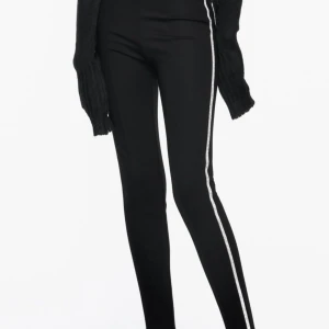 Zara-byxor med strass - Säljer nu dessa superfina byxor ifrån Zara med strass på sidorna då dem tyvärr inte längre passar mig. Byxorna är endast använda ett enstaka antal gånger och har inga defekter🤍Perfekt till nyår till exempel✨Det är bara att skriva vid frågor🤍Köptes för 349