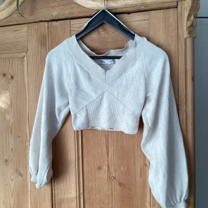 Tröja v-ringad - Fin croppad tröja v-ringad 