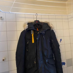 Parajumper Right Hand  - Säljer nu min Parajumper då jag sällan använder den  9/10 i skick , inga hål eller liknande men lite användning syns  Storlek S men sitter som en medium (Passar mig som är 180 bra )  Jackan är äkta ,finns qr kod som går att skanna samt hemsidan visar äkta