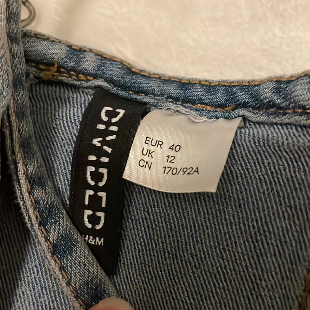 Söt jeans klänning från HM som köptes för en miljon år sen🤩👍🏻 Använt typ Max 4 gånger!!  Inga fläckar eller skador! . Klänningar.