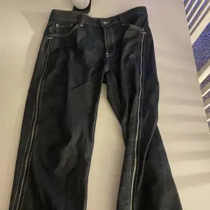 Säljer ett par flared Zara jeans med dragkedjor hela vägen vid sidan