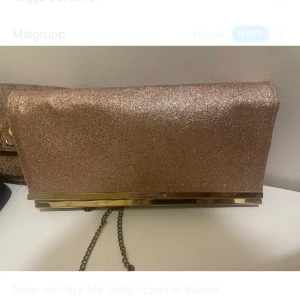 Fin clutch/väska - Rosa glittrig purse/-kuvertväska från fashionova, med kedja som axelband. Använd nån utekväll men mest stått och ”dammat” bland mina väskor. Köp mig! ☺️🌸💞