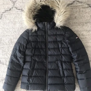 Tommy Hilfiger jacka🩷 - Tommy Hilfiger jacka knappt använd vilket betyder att den är i gott skick🥰
