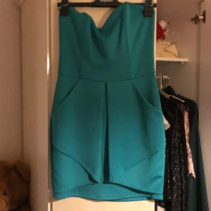 Grön klänning - Jätte elegant fin festklänning, toppen skick då den inte är använd med lappen kvar också. 