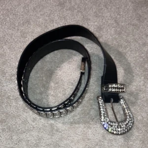 Y2K Rhinestone bälte - Liknar ett BB-bälte. Bra skick. Hämtas i Helsingborg eller skickas mot fraktkostnad.
