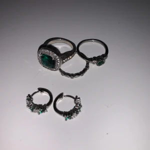 Smyckes set - Grönt smyckes set. Tre ringar, ett par örhängen. 