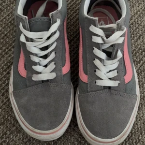 Vans  - Jättesnygga vans skor som har fina rosa detaljer. Jättefint skick och sparsamt använda.💕