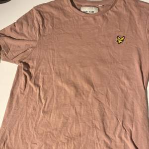 Lyle And scott t-shirt i snygg färg endast använd ett fåtal gånger då jag fick den i present men inte använder den. Storlek: M. Pris kan diskuteras. 