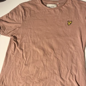 Lyle and Scott t shirt - Lyle And scott t-shirt i snygg färg endast använd ett fåtal gånger då jag fick den i present men inte använder den. Storlek: M. Pris kan diskuteras. 
