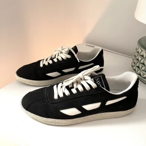 SAYE sneakers  - Saye sneakers som är används typ 2 gånger.