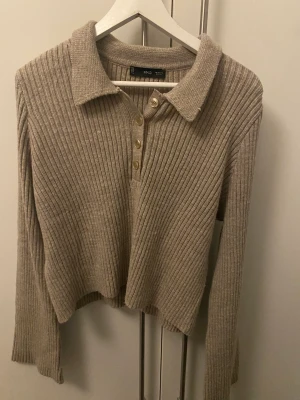 Stickad tröja  - Stickad tröja från mango som endast är använd 1 gång❤️