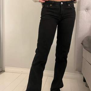 Snygga jeans från Weekday i modellen Arrow. Low waist straight.