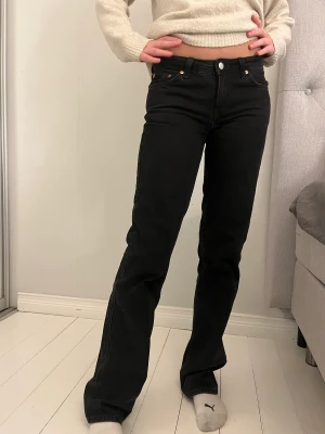 Arrow jeans  - Snygga jeans från Weekday i modellen Arrow. Low waist straight.