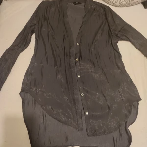Glansig blus - Fin blus storlek 34. Passar mig som har storlek 36. Fråga efter fler bilder så löser jag det.  Gratis frakt ! 