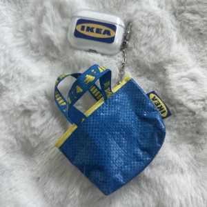 Airpods skal - Sjukt gulligt AirPods skal med tillhörande Ikea kasse. Har totalt 2 stycken men har inte kommit till användning tyvärr. 150kr för skal och kasse! Till air pods pro