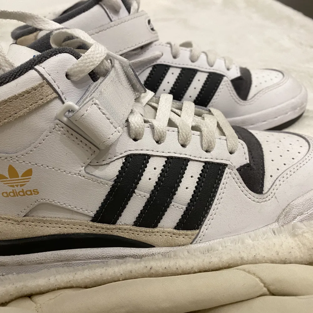 adidas superstar skor high tops i jätte bra skick. Har använt max 5 ggr. Har tjock material vilket håller fötterna lite mer varmare än normala skor. . Skor.