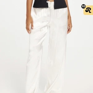 Vita silkesbyxor  - Vita silkesbyxor från gina använda fåtal gången men sälja pga inte min nuvarande stil super snygga annars 